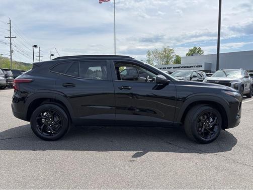 Mosaic Black Metallic 2026 Chevrolet Trax LT