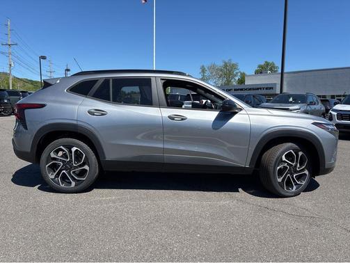 Sterling Gray Metallic 2026 Chevrolet Trax FWD 2RS