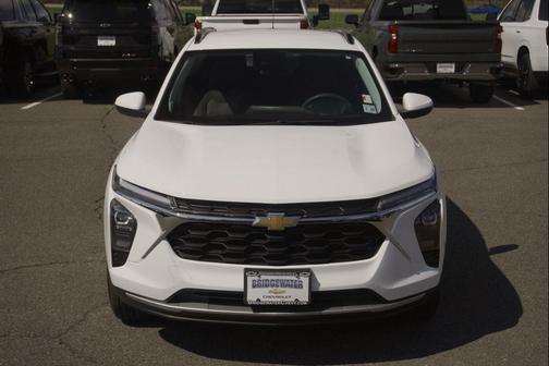 Summit White 2024 Chevrolet Trax LT