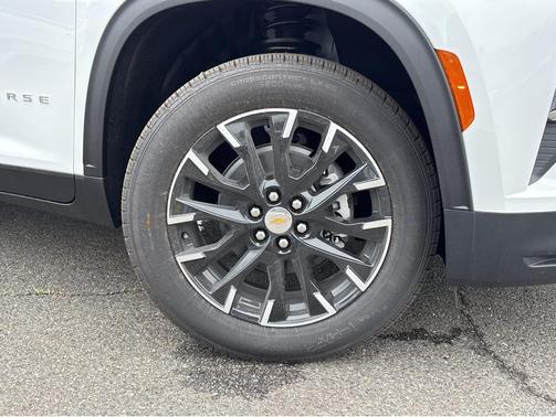 Summit White 2026 Chevrolet Traverse LT