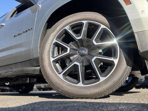 2025 Chevrolet Suburban RST