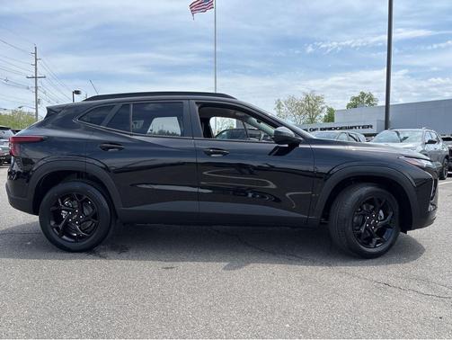 Mosaic Black Metallic 2026 Chevrolet Trax LT