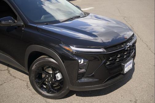 Mosaic Black Metallic 2026 Chevrolet Trax LT