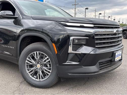 Mosaic Black Metallic 2026 Chevrolet Traverse LT