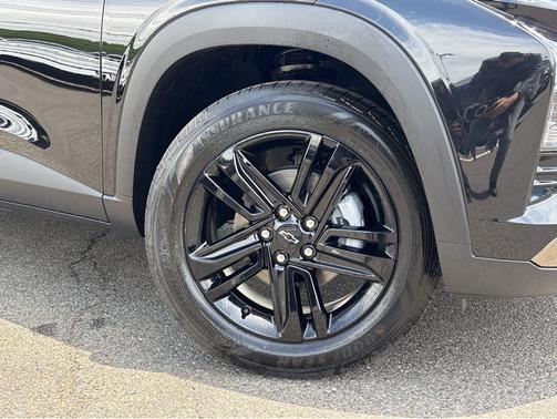 Mosaic Black Metallic 2026 Chevrolet Trax FWD ACTIV