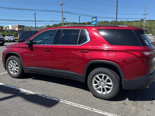 Cajun Red Tintcoat 2019 Chevrolet Traverse LT Cloth