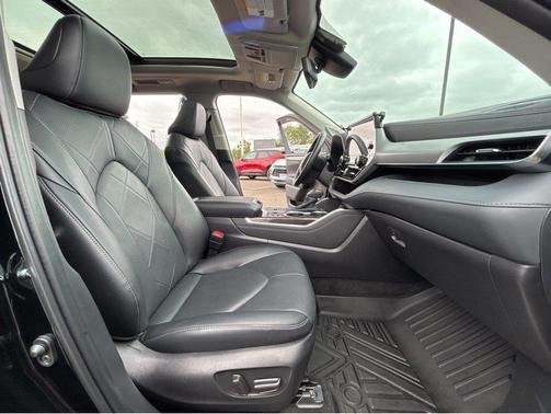 Midnight Black Metallic 2025 Toyota Highlander Hybrid Platinum