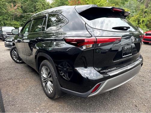 Midnight Black Metallic 2025 Toyota Highlander Hybrid Platinum