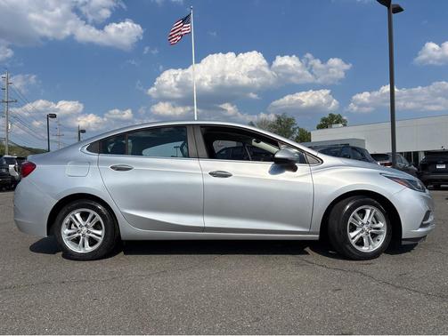 Silver Ice Metallic 2018 Chevrolet Cruze LT