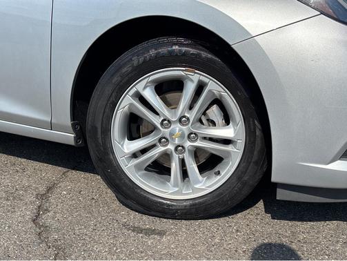 Silver Ice Metallic 2018 Chevrolet Cruze LT