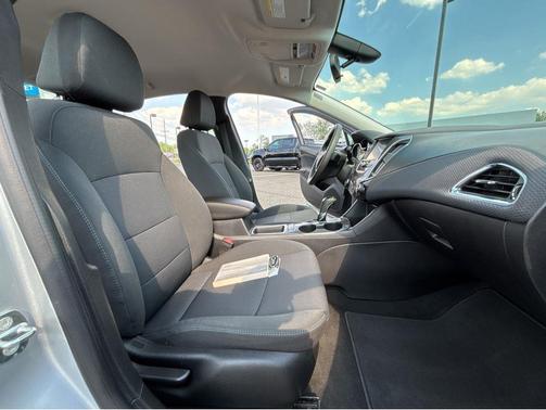 Silver Ice Metallic 2018 Chevrolet Cruze LT
