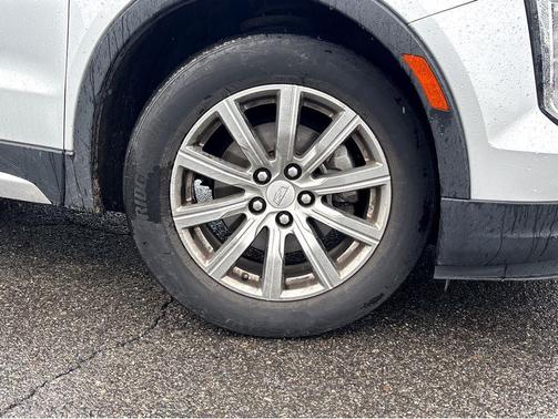 Radiant Silver Metallic 2019 Cadillac XT4 Premium Luxury