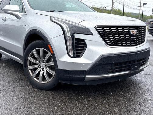 Radiant Silver Metallic 2019 Cadillac XT4 Premium Luxury