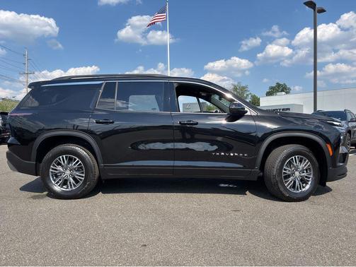 Mosaic Black Metallic 2026 Chevrolet Traverse LT