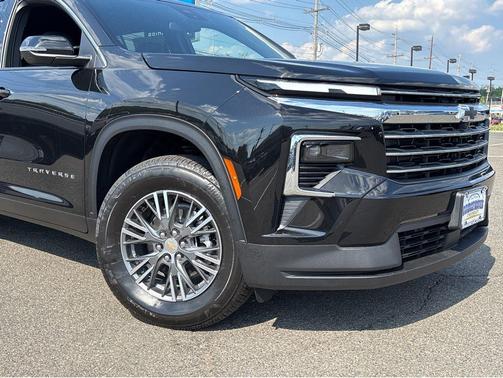Mosaic Black Metallic 2026 Chevrolet Traverse LT
