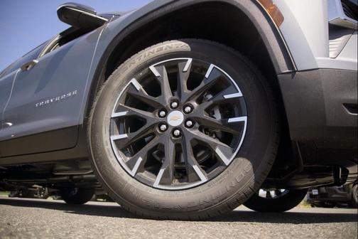 Sterling Gray Metallic 2026 Chevrolet Traverse LT