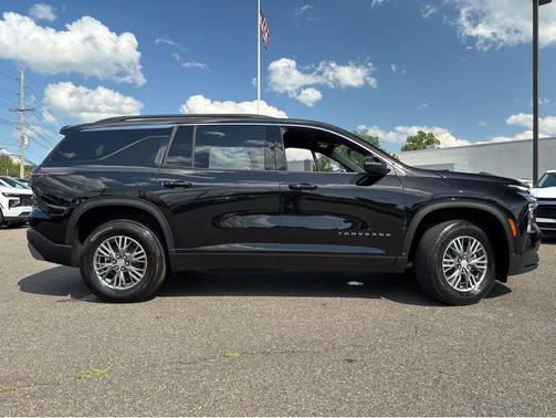 Mosaic Black Metallic 2027 Chevrolet Traverse LT