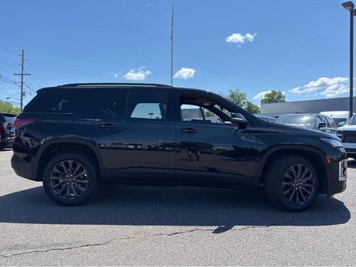 Mosaic Black Metallic 2023 Chevrolet Traverse RS