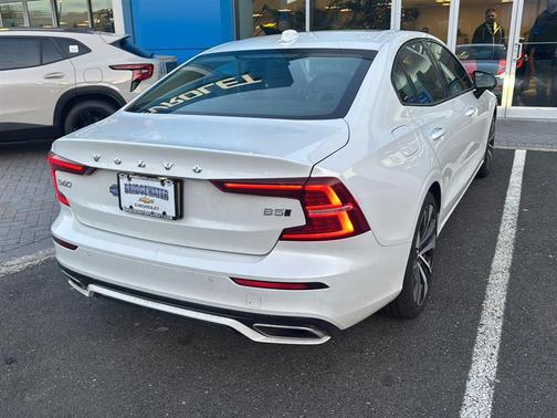 Crystal White Metallic 2022 Volvo S60 T5 Momentum
