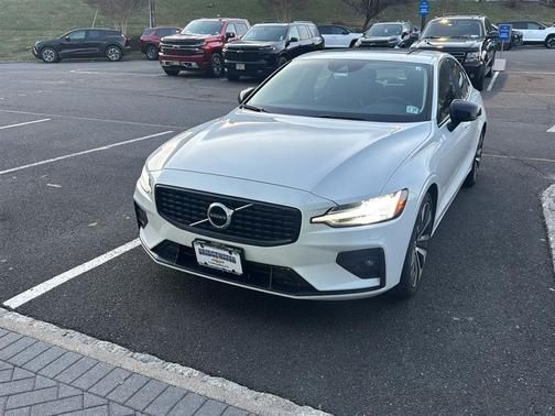 Crystal White Metallic 2022 Volvo S60 T5 Momentum