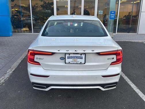 Crystal White Metallic 2022 Volvo S60 T5 Momentum