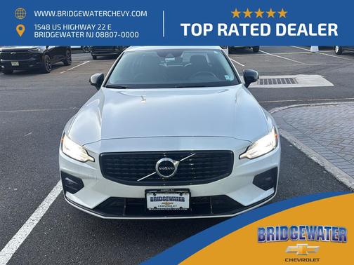 Crystal White Metallic 2022 Volvo S60 T5 Momentum