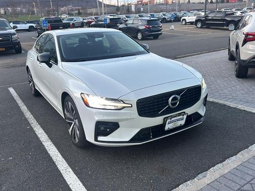 Crystal White Metallic 2022 Volvo S60 T5 Momentum