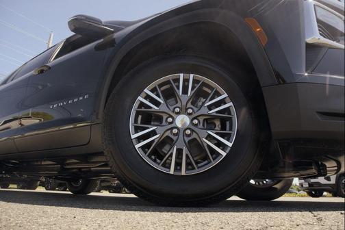 Mosaic Black Metallic 2026 Chevrolet Traverse LT