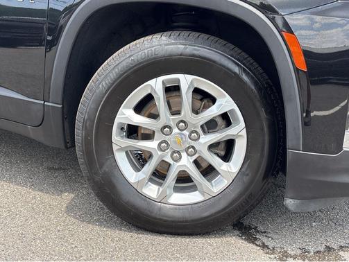 Mosaic Black Metallic 2023 Chevrolet Traverse LS