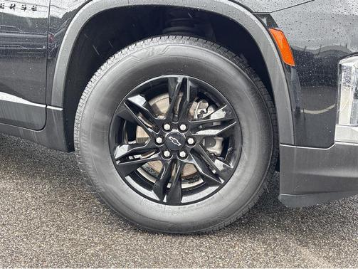 Mosaic Black Metallic 2023 Chevrolet Traverse LT Cloth