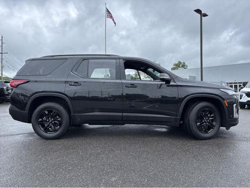 Mosaic Black Metallic 2023 Chevrolet Traverse LT Cloth