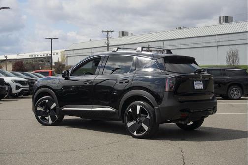 Super Black 2025 Nissan Kicks SR