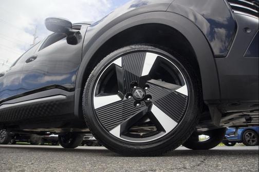 Super Black 2025 Nissan Kicks SR