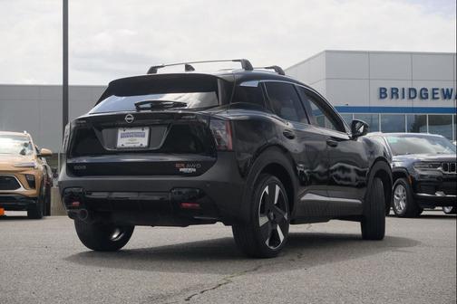 Super Black 2025 Nissan Kicks SR