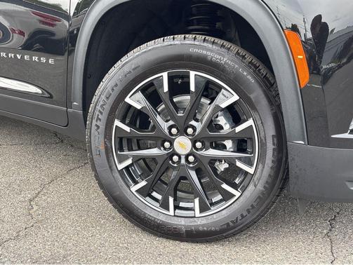 Mosaic Black Metallic 2026 Chevrolet Traverse LT