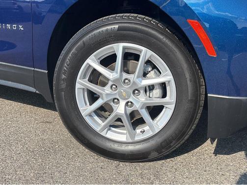 Blue Glow Metallic 2023 Chevrolet Equinox 1LT
