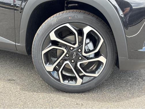 Mosaic Black Metallic 2026 Chevrolet Trax FWD 2RS
