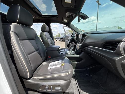 Iridescent Pearl Tricoat 2023 Chevrolet Traverse Premier