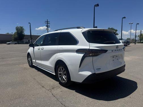 2024 Toyota Sienna LE
