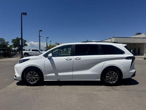 2024 Toyota Sienna LE