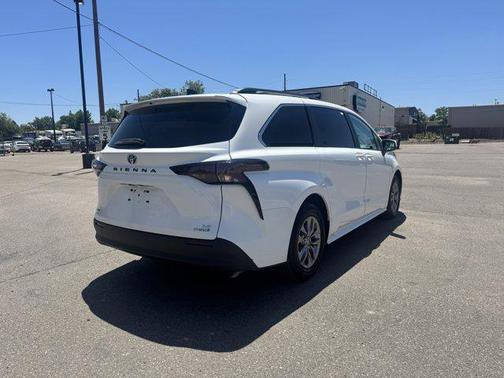2024 Toyota Sienna LE