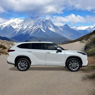 2022 Toyota Highlander Hybrid Limited
