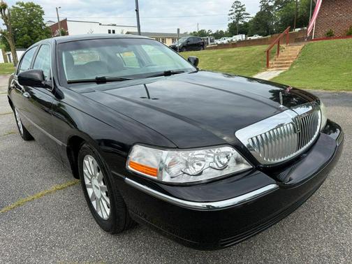 Black 2007 Lincoln Town Car Signature