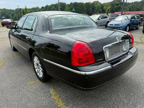 Black 2007 Lincoln Town Car Signature