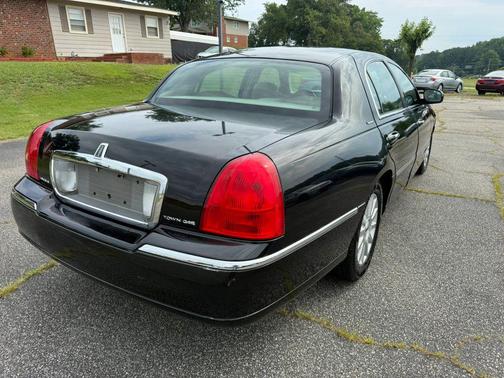 Black 2007 Lincoln Town Car Signature