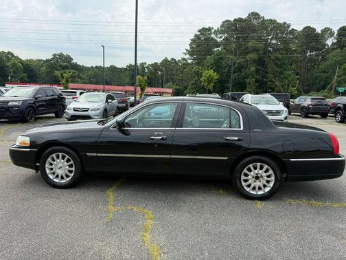 Black 2007 Lincoln Town Car Signature