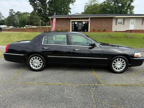 Black 2007 Lincoln Town Car Signature