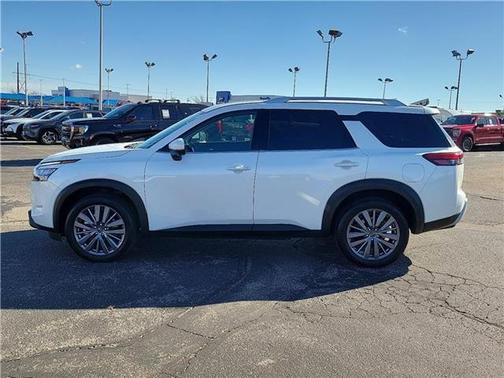 2025 Nissan Pathfinder SL