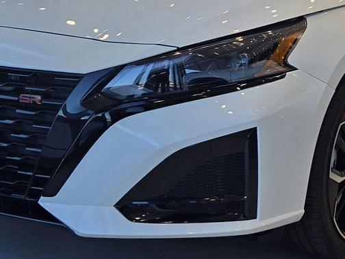 Pearl White Tricoat/Super Black 2026 Nissan Altima SR FWD