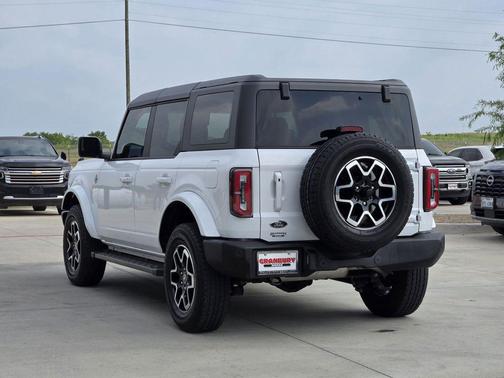 OXFORD WHITE 2023 Ford Bronco Outer Banks